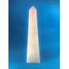Obelisco in marmo bianco